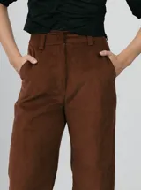 Pantalón de pana color ladrillo, de corte recto y tiro alto.