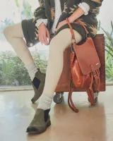 Botín Chelsea de cuero color beige con elástico lateral negro, puntera redondeada y suela plana.