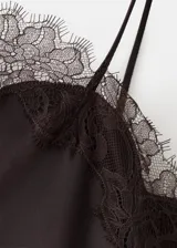 Vestido midi asimétrico de satén marrón oscuro, de corte recto y sin mangas, con detalles de encaje en el escote y en el ruedo.