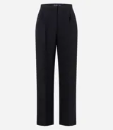 Pantalón de sastrería color negro, de corte recto, con pretina fina, pinzas frontales y bolsillos.