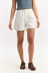 Short de jean de calce amplio, color azul con lavado medio, pinzas delanteras y ruedo desflecado.