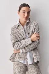 Sobrecamisa de corte relajado con estampado animal print, cuello camisero, cierre frontal con botones, hombros caídos y bolsillo plaqué en el pecho.