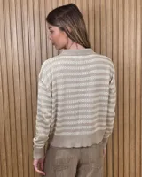 Cardigan de punto a rayas horizontales en tonos beige y tostado, con cuello camisero, cierre frontal de botones y mangas largas.