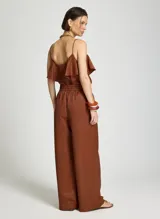 Pantalon de vestir de saten color marron, corte ancho, con cintura elastizada y cordón ajustable.