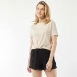 Pantalón corto de pijama negro, de tela fluida, con cintura elástica ajustable con cordón y detalle de bordado de encaje en el dobladillo.