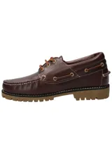 Zapato náutico de cuero color marrón oscuro, con cordones de cuero y suela de goma con dibujo.