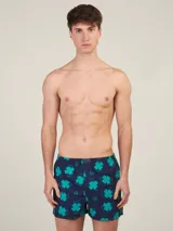 Bóxer Kevingston de algodón blanco con estampado integral de labios rojos. Cuenta con cintura elastizada y etiqueta de la marca en el frente.