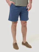 Short de gabardina azul de la marca RKF, modelo Classic, con bolsillos laterales y traseros, tiro medio y cierre frontal con botón y cremallera.
