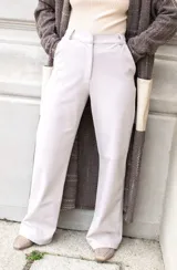 Pantalón de vestir color gris claro, de corte recto y tiro alto.