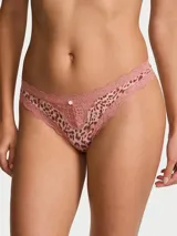 Tanga de tiro bajo confeccionado en microfibra ultrasuave con estampado animal print, decorado con ribetes de encaje supersuave y un delicado detalle de roseta en el centro.