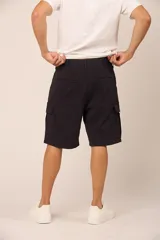 Bermuda de gabardina color azul marino, corte recto, con bolsillos cargo laterales y bolsillos traseros con solapa.