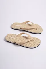 Ojota de hombre con diseño calado en la base, tiras finas y logo de la marca en relieve.