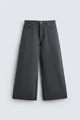 Pantalón wide fit color gris oscuro, confeccionado en tejido ligero de algodón. Cuenta con cinco bolsillos y efecto lavado. Cierre frontal con cremallera y botón.