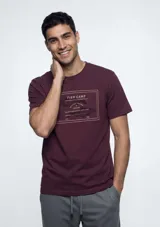 Camiseta de manga corta color negro con cuello redondo y parche con logo de la marca Hering en el pecho.