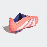 Championes de fútbol Adidas Predator League para terreno firme/multiterreno, color naranja coral con tres franjas blancas y detalles en azul oscuro en el cuello y la suela. Presentan textura 3D y aletas Strikescale en el exterior.