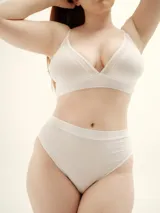 Culotte de lycra color blanco, de corte alto a la cintura.