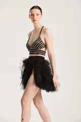 Top de mujer con escote en V y tirantes finos, confeccionado en encaje negro con detalles de líneas bordadas con brillos.