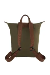 Mochila de diseño minimalista en color negro, con solapa superior y asas en color marrón. Presenta un aplique metálico con forma de labios en la parte inferior frontal.