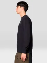 Buzo de cuello redondo en color negro, confeccionado en mezcla de algodón. Presenta un pequeño logo bordado en el pecho y acabados acanalados en puños y ruedo.