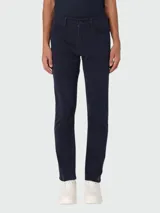 Pantalón de jean azul oscuro, corte recto, con bolsillos delanteros y traseros.