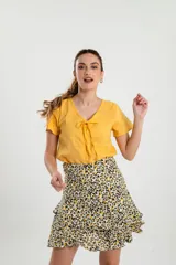 Minifalda con estampado animal print en tonos beige, negro y amarillo, con volados en el ruedo.