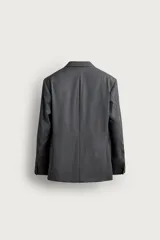 Blazer regular fit de Zara confeccionada en 100% lana, de color gris con diseño de rayas diplomáticas. Presenta cuello con solapas de pico, manga larga con botones en los puños, bolsillos con solapa en la cadera y bolsillo de vivo en el pecho. Cuenta con cierre frontal de botonadura cruzada.
