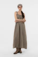 Vestido largo de lino color marrón claro, con escote cuadrado fruncido, silueta amplia y breteles anchos con volados.