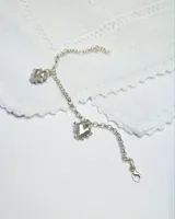 Pulsera de cadena rolo de plata con dos dijes colgantes en forma de corazón.