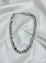 Collar plateado de cadena gruesa con eslabones ovalados.