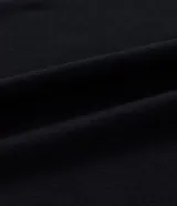 Pantalón pantacourt negro con raya lateral blanca, confeccionado en viscosa y elastano.