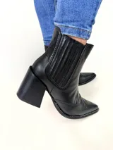 Botas tejanas de cuero negro, con taco cuadrado de 8 cm y elástico lateral.