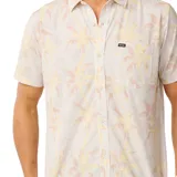 Camisa de manga corta Rip Curl modelo Vaporcool Sessions Aerotech, color blanco con estampado tropical de palmeras en tonos amarillos y rosados. Cuenta con cuello camisero, cierre frontal de botones y un bolsillo aplicado en el pecho con etiqueta de la marca.
