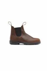 Bota Chelsea Blundstone modelo 1609, confeccionada en cuero rústico marrón premium. Presenta paneles elásticos laterales en color negro, tiradores en la parte superior y suela de TPU duradera con sistema de absorción de impactos.
