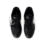 Zapatillas Off-White modelo Out Of Office, color negro con detalles en blanco. Diseño de caña baja confeccionado en cuero, con el característico logotipo de flecha en el lateral y suela de goma robusta.