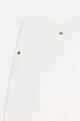 Bermudas de denim color marrón oscuro, tiro medio, con cinco bolsillos y dobladillo deshilachado.