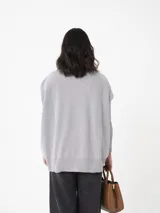 Sweater azul con cuello alto y puños de piel sintética color rosa.