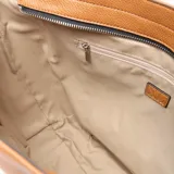 Cartera tipo shopper color suela, confeccionada en cuero sintético. Tiene un asa para llevar al hombro, forro interior textil y un bolsillo interno con cierre.