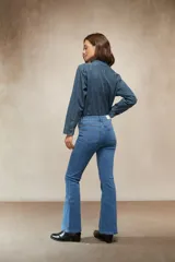 Jean de corte oxford en color negro, con tiro medio y ajuste en la cintura y caderas, ensanchándose desde la rodilla hacia el ruedo.