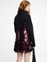 Vestido corto de lentejuelas color rojo y fucsia, con tirantes finos.