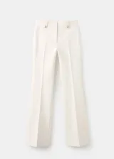 Pantalón sastrero de tiro bajo y diseño largo con botamanga acampanada, color blanco, con trabillas y cierre oculto.