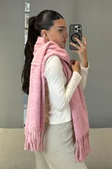 Bufanda de tejido grueso y suave, color blanco, con diseño de flecos en los extremos.