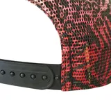 Gorro New Era 9FIFTY de hombre, con paneles frontales negros, laterales y traseros de malla roja, visera con estampado animal print en tonos rosa y blanco, logo de los Arizona Diamondbacks bordado en el frente y botón superior rojo.