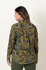 Camisa de manga larga con estampado paisley en tonos verde oliva, azul y marrón.