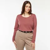 Camiseta de manga larga color rosa con cuello redondo.