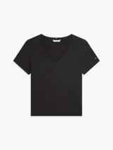 Remera Tommy Hilfiger de corte regular, color negro, con escote en V y mangas cortas. Confeccionada en mezcla de lino y algodón, presenta un diseño clásico y versátil con logo bordado en la manga.