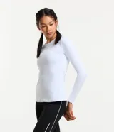 Remera deportiva ajustada de manga larga, color blanco, con cuello redondo y sisa raglán.