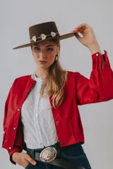 Campera bomber de cuero color marrón, con mangas abullonadas, puños elásticos y cierre frontal con botones a presión.
