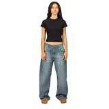 Pantalon de jean estilo baggy, de corte holgado y tiro medio, con diseño de cinco bolsillos y cierre frontal con botón y cremallera.