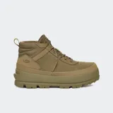 Botas UGG Lug Chukka color verde oliva, de caña media, con cordones y suela de goma con tacos.