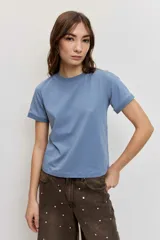 Remera básica marrón de manga corta con cuello redondo y ajuste clásico.